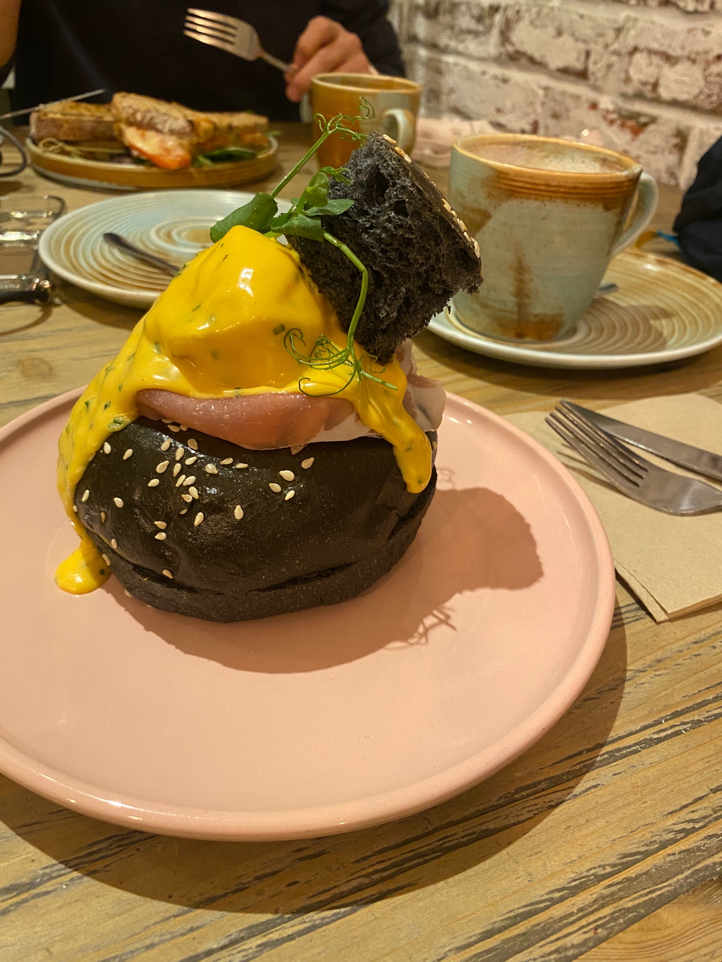 Siyah Ekmekli “Eggs Benedict”