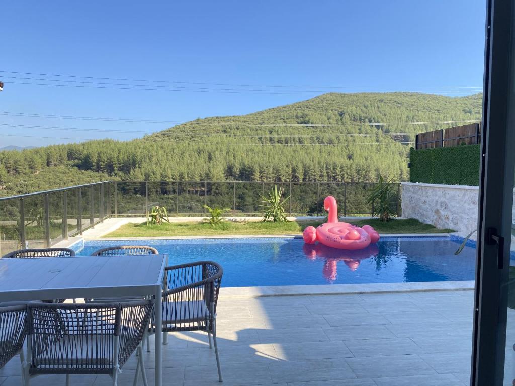 Elegant Accommodation: Villa La Perla in Kas offers a spacious garden and an outdoor swimming pool with stunning views. Guests enjoy free WiFi throughout the property, ensuring connectivity during their stay.  Comfortable Amenities: The villa features two bedrooms and two bathrooms, a fully equipped kitchen, and a comfortable living room. Additional amenities include air-conditioning, a washing machine, and free on-site private parking.  Local Attractions: Located 165 km from Dalaman Airport, Villa La Perla is close to Myra Rock Tombs (23 km), Kekova Sunken City (30 km), and Saint Nicholas Church (42 km). Kas Lions Tomb and Kas Bus Station are both 11 km away.