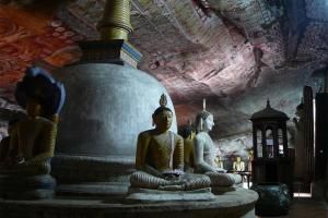 Sri Lanka’nın en büyük ve en iyi korunmuş mağara tapınak kompleksi nerede yer alır?