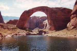 Dünyanın en büyük ve en uzun doğal köprüsü hangi ülkede yer almaktadır?