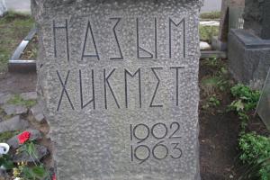 Ünlü şair Nazım Hikmet Ran&#039;ın mezarı hangi şehirdedir?