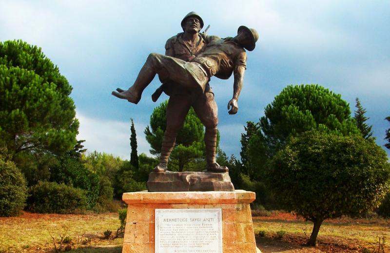 Anzak askerini taşıyan türk askeri...