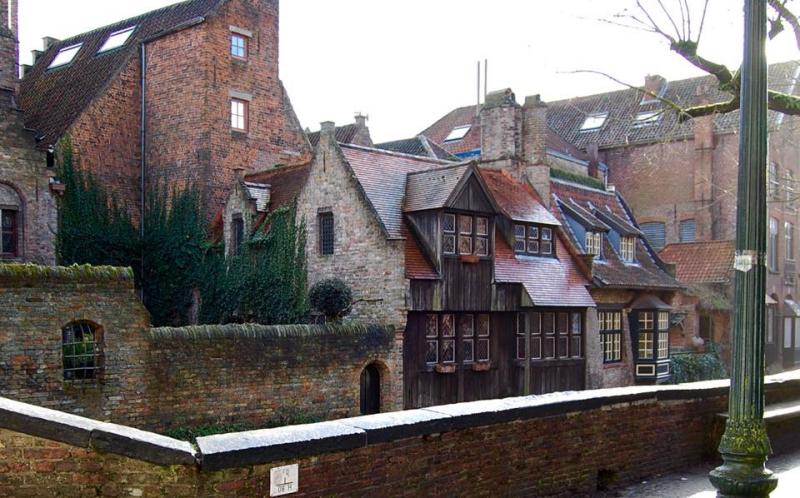 Birzamanlar bu evlerde cadilarin yasadigini hayal etsenize ;) ...