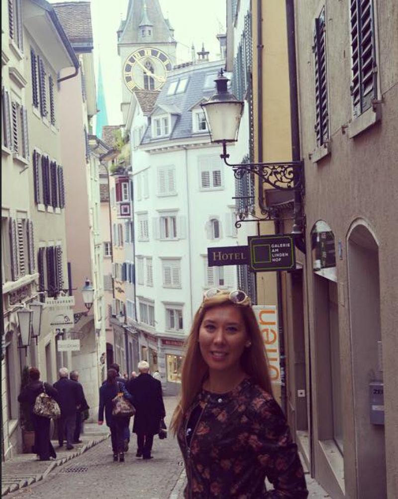 Arkamda Avrupa'nın en büyük saat kulesi, Lindenhof tepesine gidiyorum