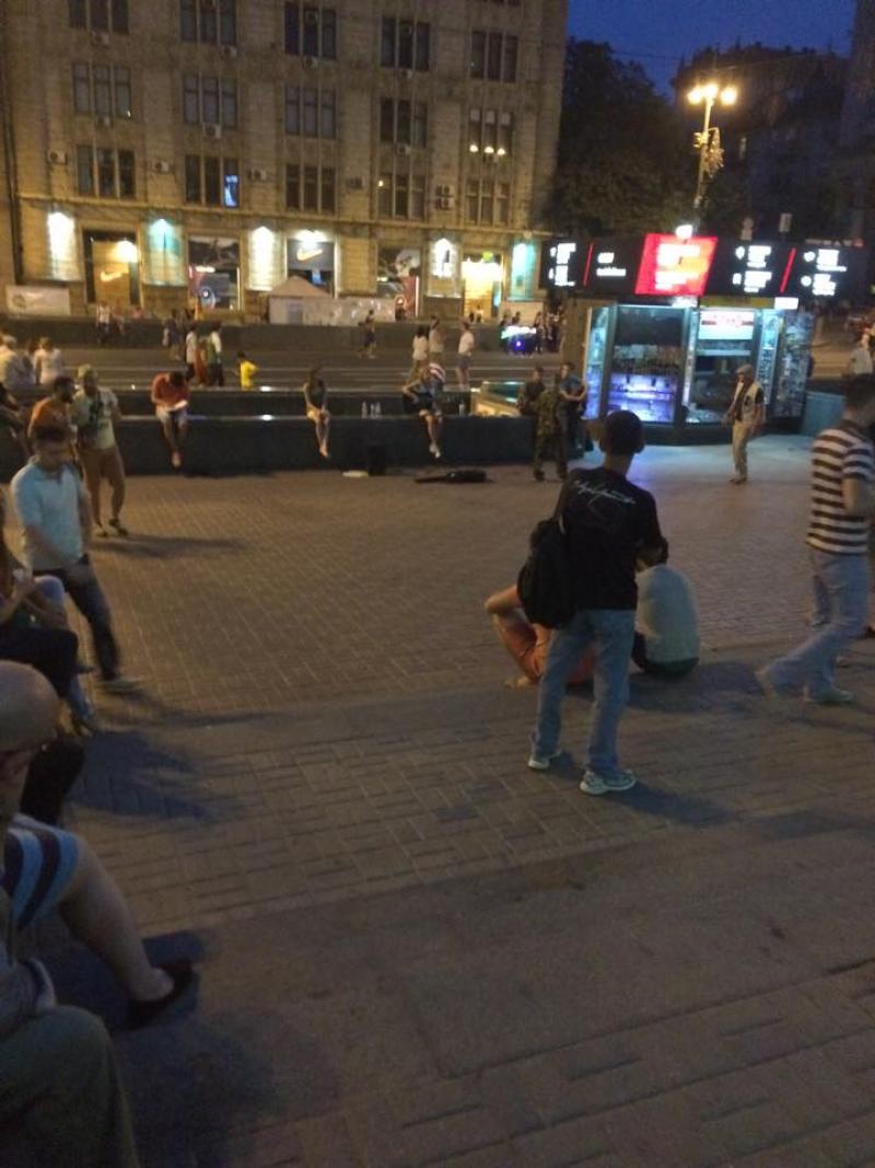 Harçlıklarını çıkartmak için canlı müzik yapan öğrenciler.