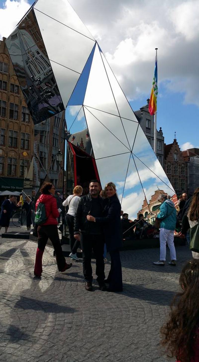 meydandaki cam piramit sergisi..