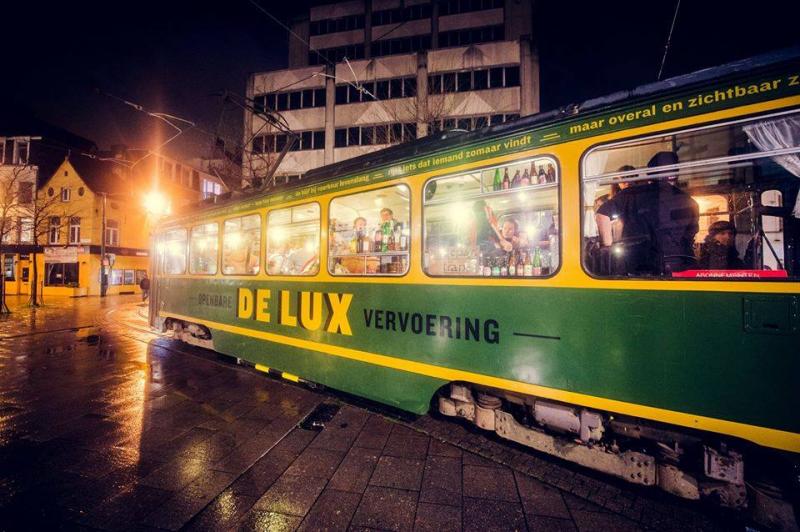 groen plaatsda bu bar tramwaylara 10 euro karsiliginda binebilirsiniz ilk içecek ve muzik bedava