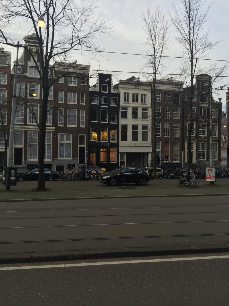 Evler eski ve kazıklarla ayakta duruyorlar. Zamanla o kazıklar çürüdüğünde evler böyle yamuluyor.