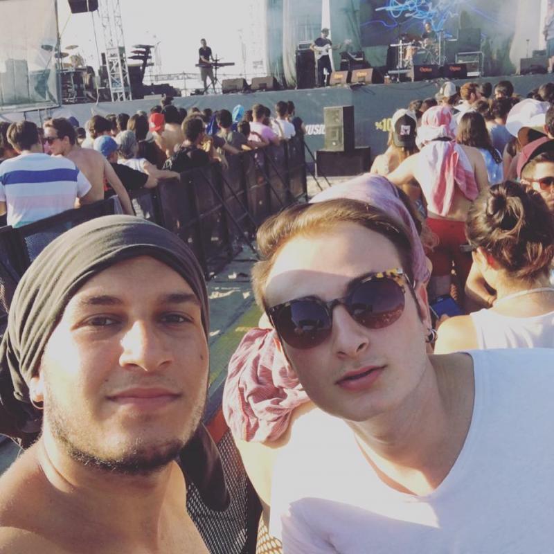 festivalde bir konseri dinlerken hafif yorgunluk hafif yeni başlıyoruz temalı