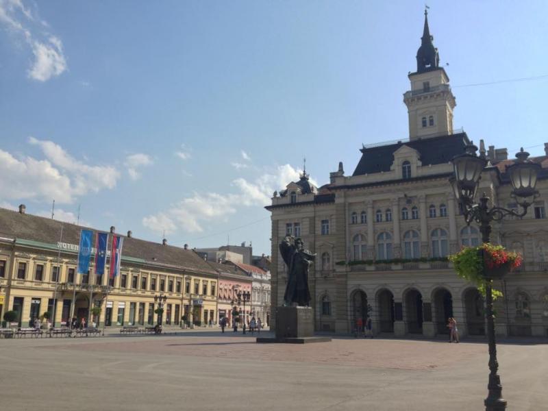 Trg Slobove, Meydan (Belediye Binası ve Heykelin Görünüşü)
