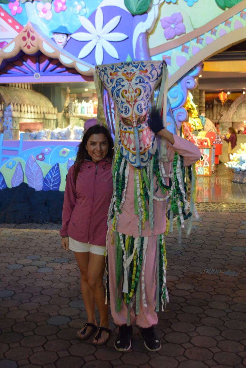  Gösterideki karakterlerden biri