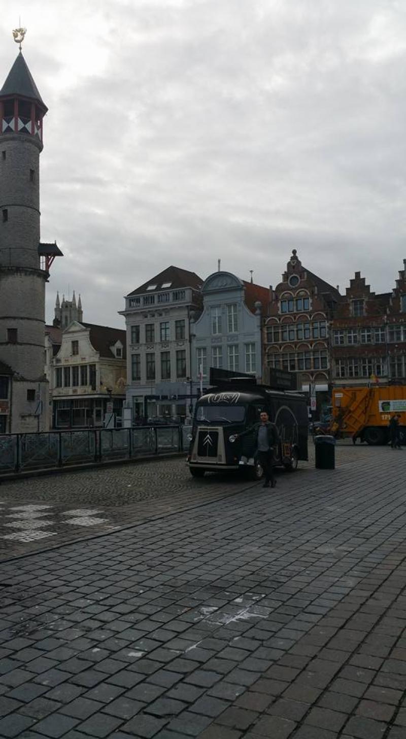 Meydanda antika arabalardan yapacaginiz bir alis-verisle karninizi doyurabilirsiniz