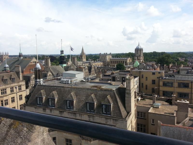 Oxford tarihi dokusunu çok iyi muhafaza etmiş bir şehir