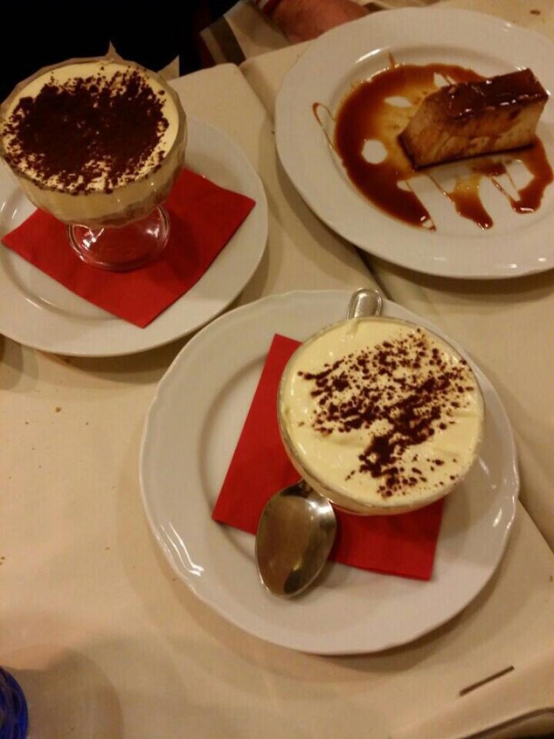 Sol Üstte Tiramisu, Sağ Üstte Panna Cotta ve Ortada Mascapone