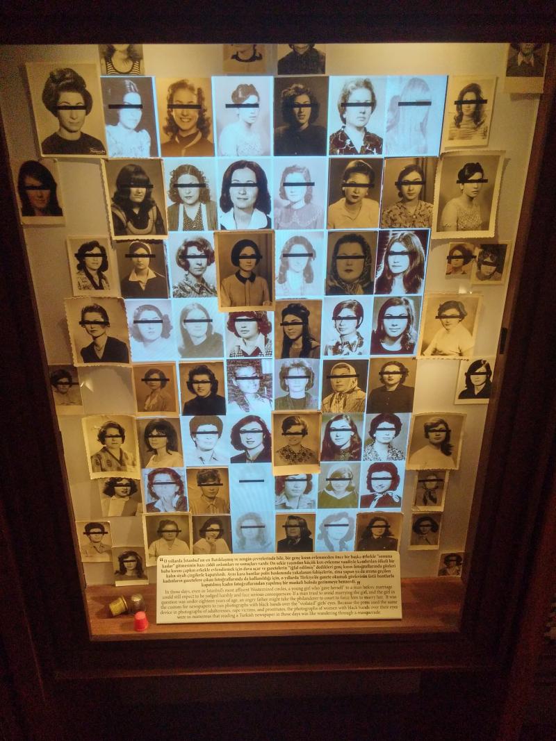 Geçmişte kadınlar bir suça karışmışsa veya karışmasa bile tecavüzü uğramışsa dahi gazetelerde genelde siyah bant ile gözükürdü.