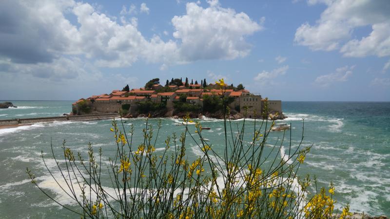 Merkeze 8 km uzaklıktaki Sveti Stefan 