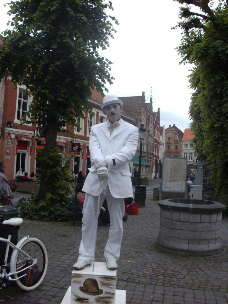 bir euro karsiliginda sokak sanatçilariyla resim cekebilirsiniz.