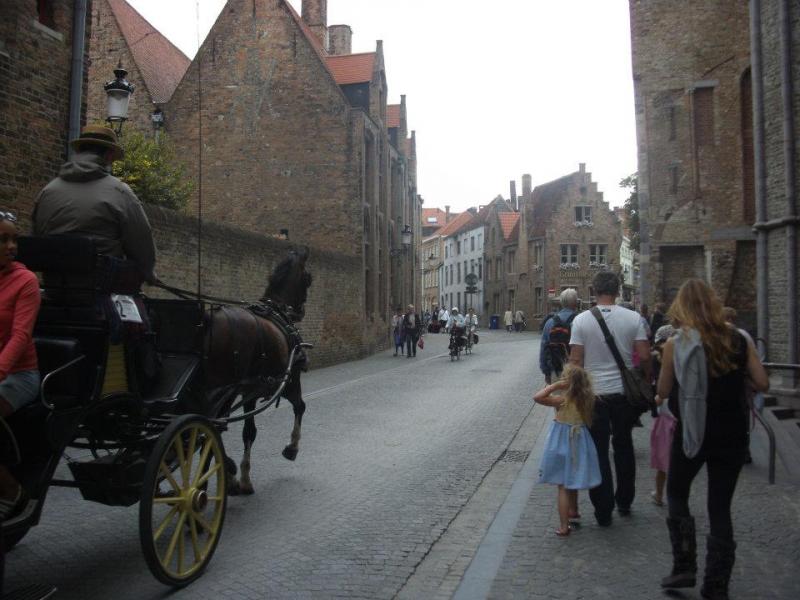 Brugge sokaklari atli arabalarla ortacagi yasarken