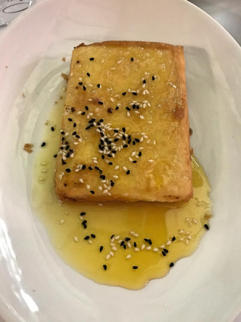 Aya Yorgi Restoran - Yufka ile kızartılmış ballı kayısı aromalı peyaz peynir 