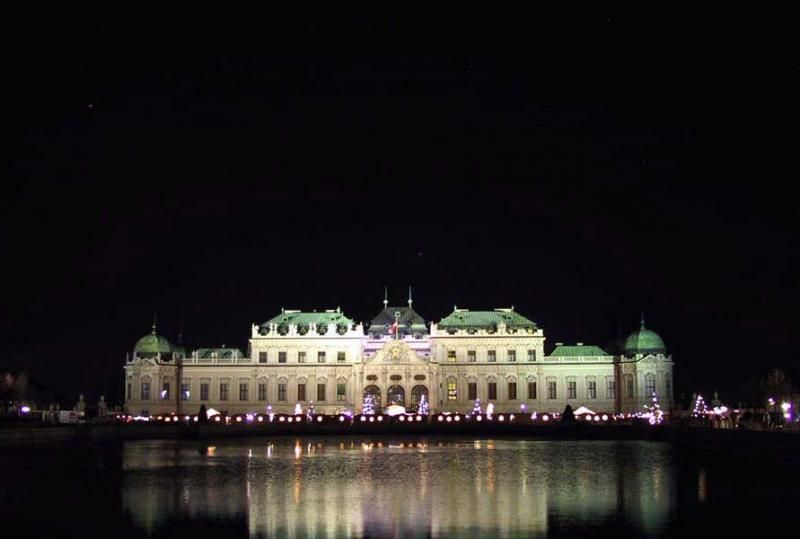 Belvedere Sarayi´nin arka cephesindeki havuz,noel zamani cekmistim.