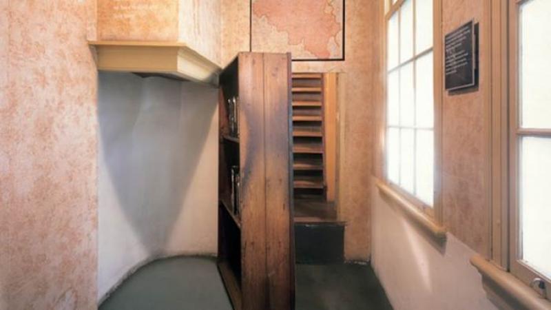 Savaş yıllarında iki yıl boyunca toplamda sekiz kişi saklandıkları yere açılan gizli kapı.