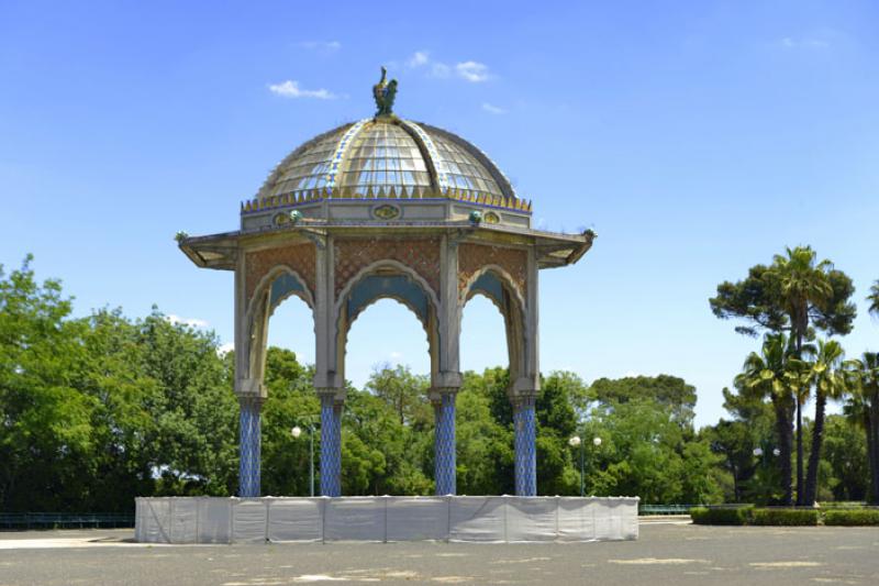 The Villa Comunale parkı içindeki Arap stylinde yapılmış kümbet