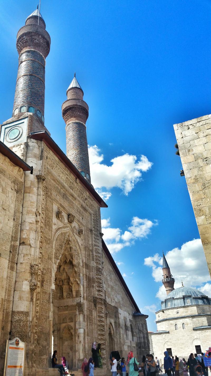 çifte minareli medrese