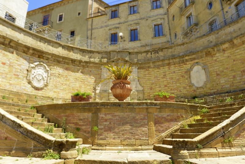 Tondo Vecchio meydanındaki merdivenler