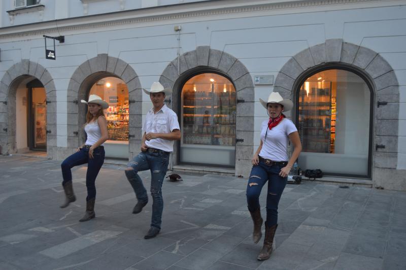 Çekilin yoldan, Vahşi Batı'dan geliyorlar!