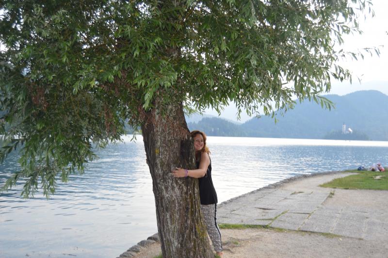 Her gittiğim yerde ağaç kucaklarım!