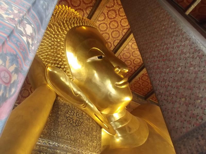 Büyük saray içindeki koca Buda vücudu