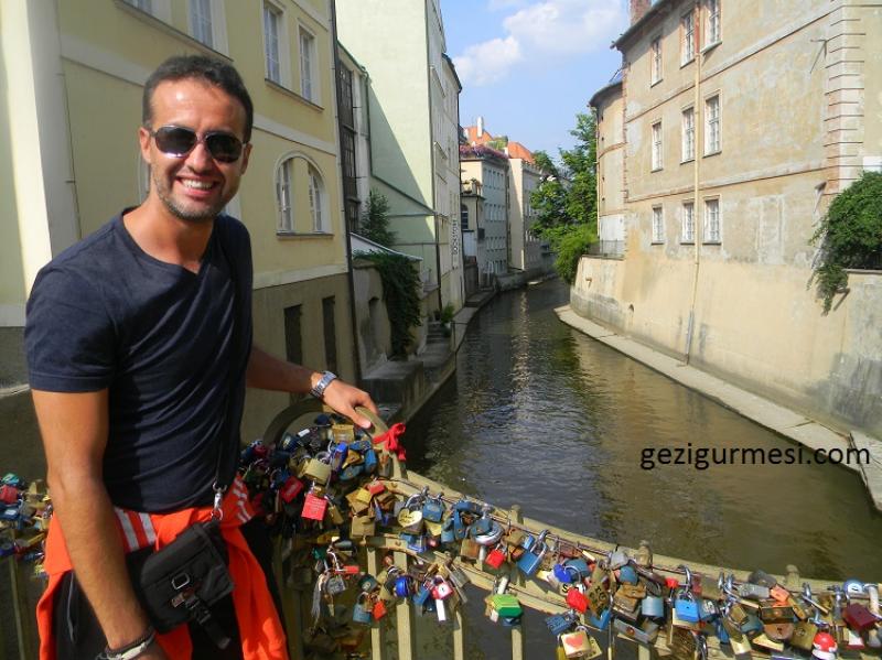 Charles Köprüsü dilek kilitleri