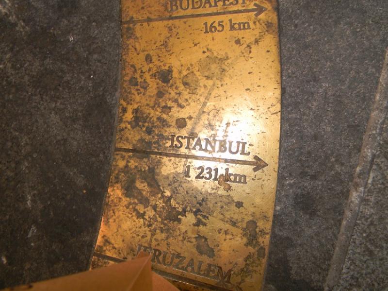 Bratislava şehir merkezinde çeşitli kentlere uzaklığı gösteren halka.