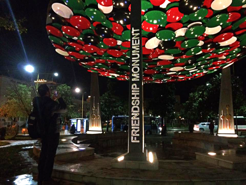 Otelin Önünde Bulunan Kuveyt İle Dostluk Anıtı.