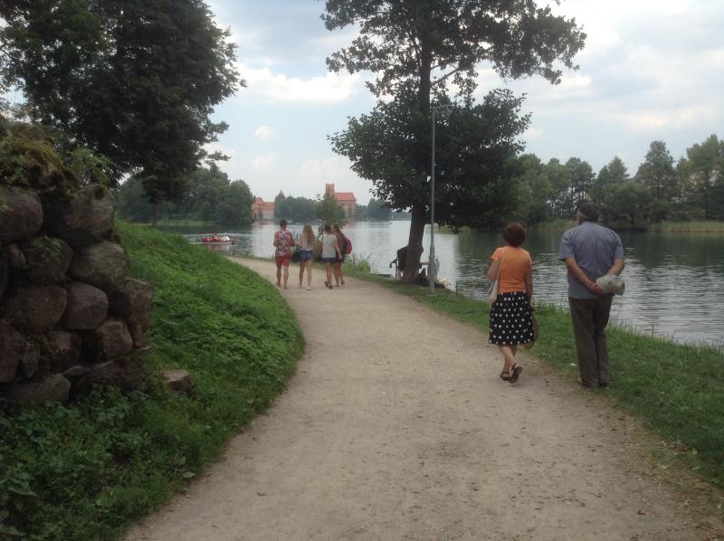 Göl Kenarında Yürüyüş