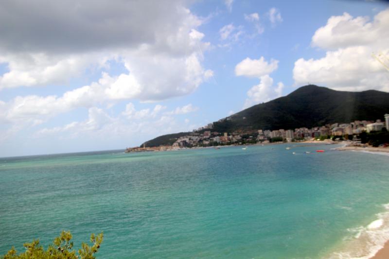 Sveti Steran'a giderken sahilden şehrin görünümü