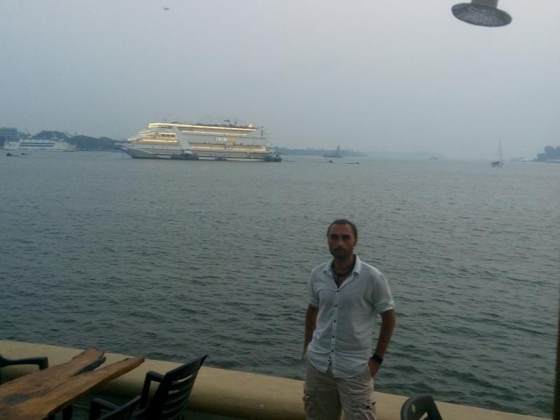 Arka plandaki Deltin Royale , en meşhur ve en büyük gemi kumarhane .