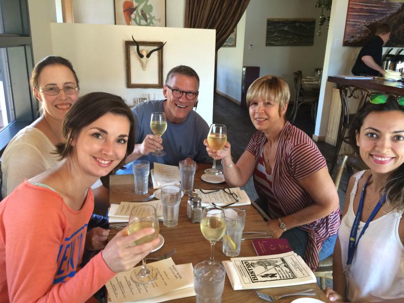 Sempatik ev arkadaşlarımla her akşam çalıştay sonrası şarap tadımı