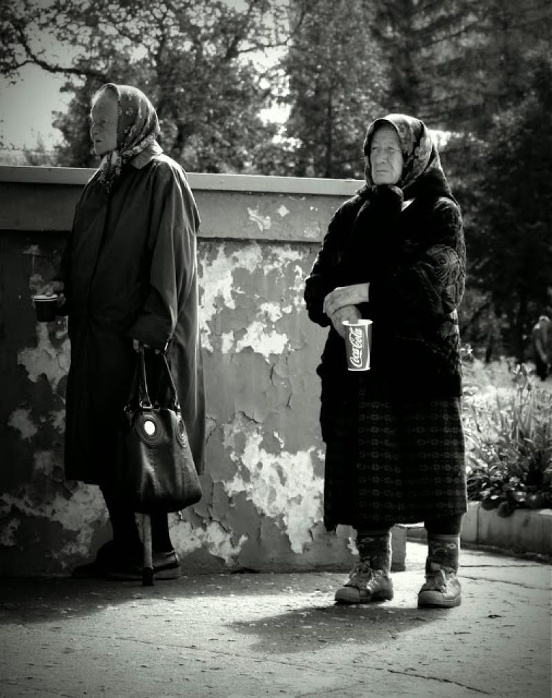 Omsk Katedrali Önünde bekleyen dilenciler