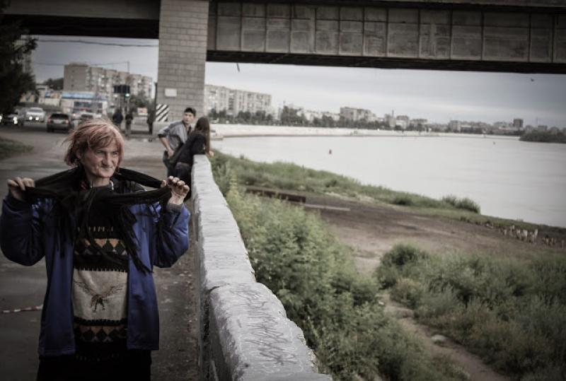 Omsk'ta İrtiş nehri kenarında yürüyen bir sokak kadını