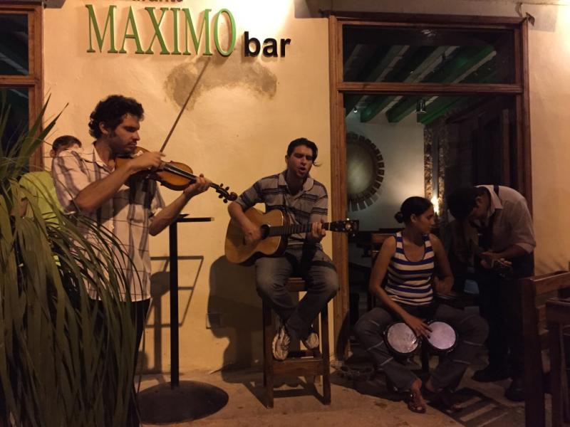 İlk gecemizde ilk canlı müzik