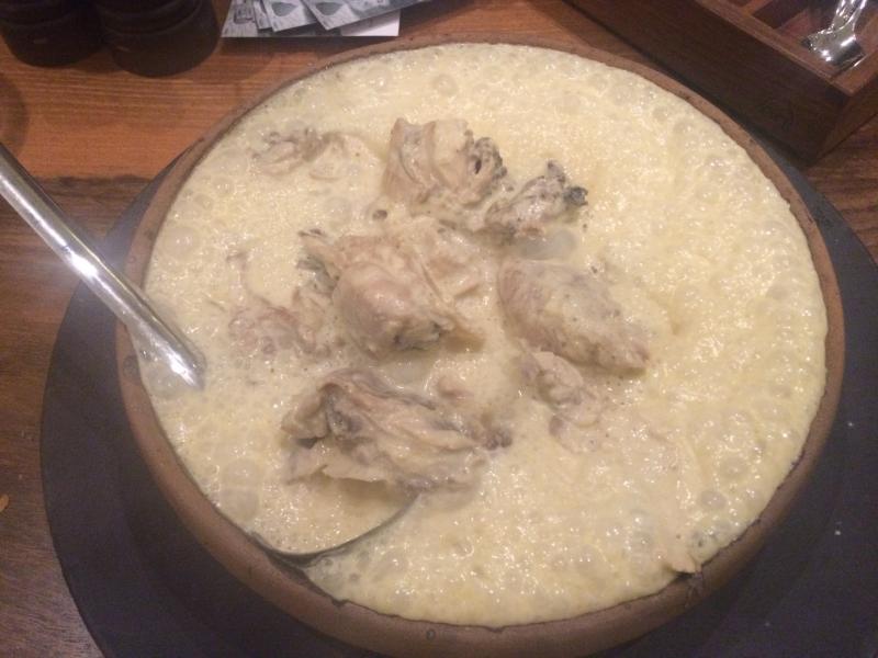 Yine Hilton Batumi'de denediğim bir lezzet bu. Adı konusunda tereddütte kaldığım için yazıda paylaşmadım. Ama şu gördüğünüz kırık beyaz sosun kokusunu kelimelerle ifade etmem mümkün değil. Bana chakapuli olduğu söylendi, ama araştırmalarıma göre bence bu yemek tavuklu satsivi idi.