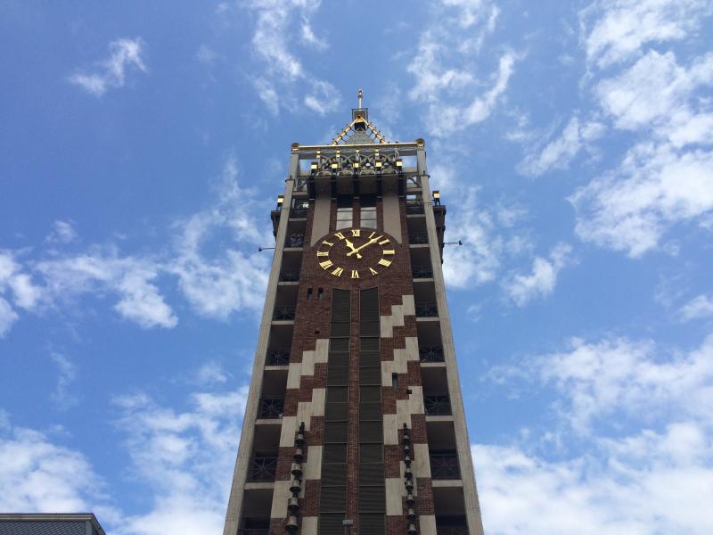 Piazza Meydanı'ndaki saatli kule Batum'da görülmesi gereken yerlerin başında geliyor.