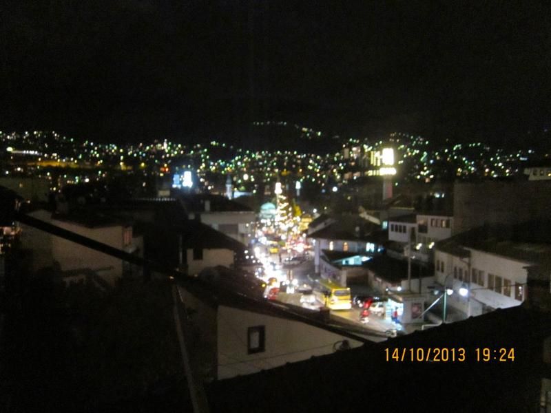 Odamızdan Baş Çarşı'nın gece manzarası