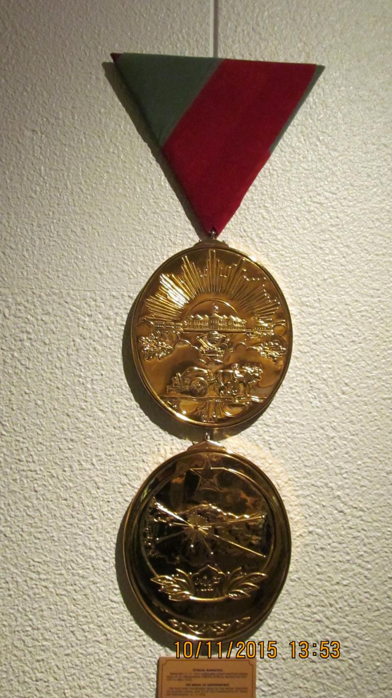 İstiklal madalyaları.bu arada gururla söylemeliyim dedemden kalma bir adet de bizde var.