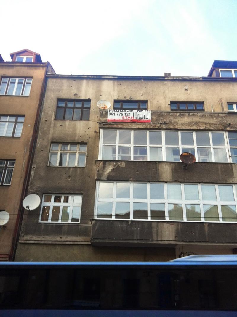 Kurşun izleri bilerek kapatılmıyor ve her an savaşın varlığı ve çektirdiği acılar hatırlanıyor Saraybosna'da