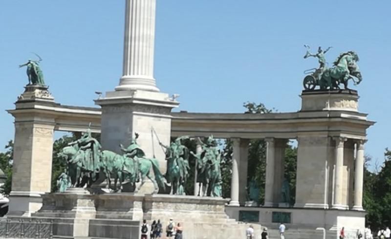 Kahramanlar Meydanı 2