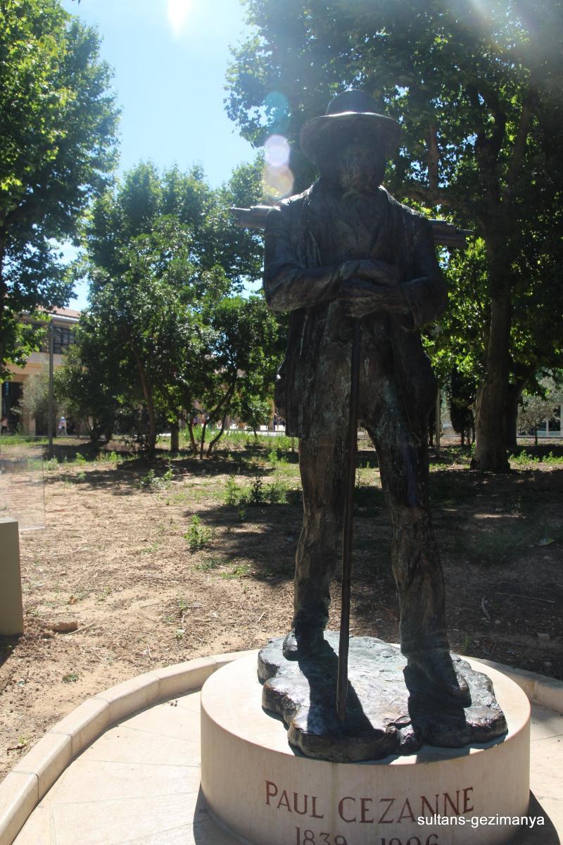 Cezaenne'in bir heykeli