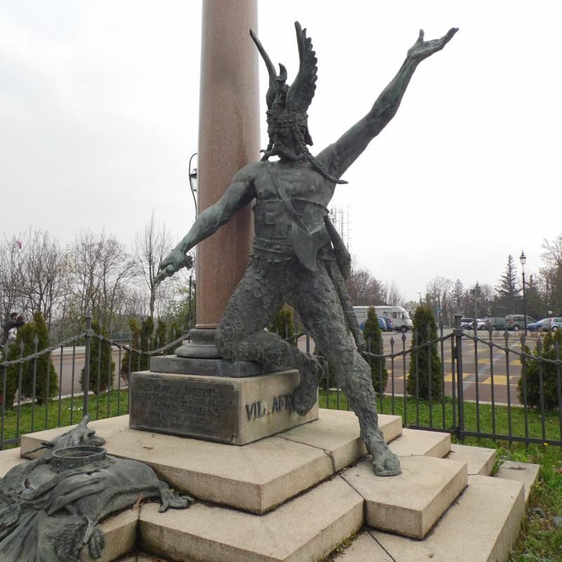 Süperga tepesinde Galya'lı anıtı