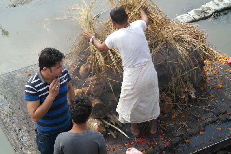 Ben burayı gezerken durmadan yeni cenazeler getirilyordu.
